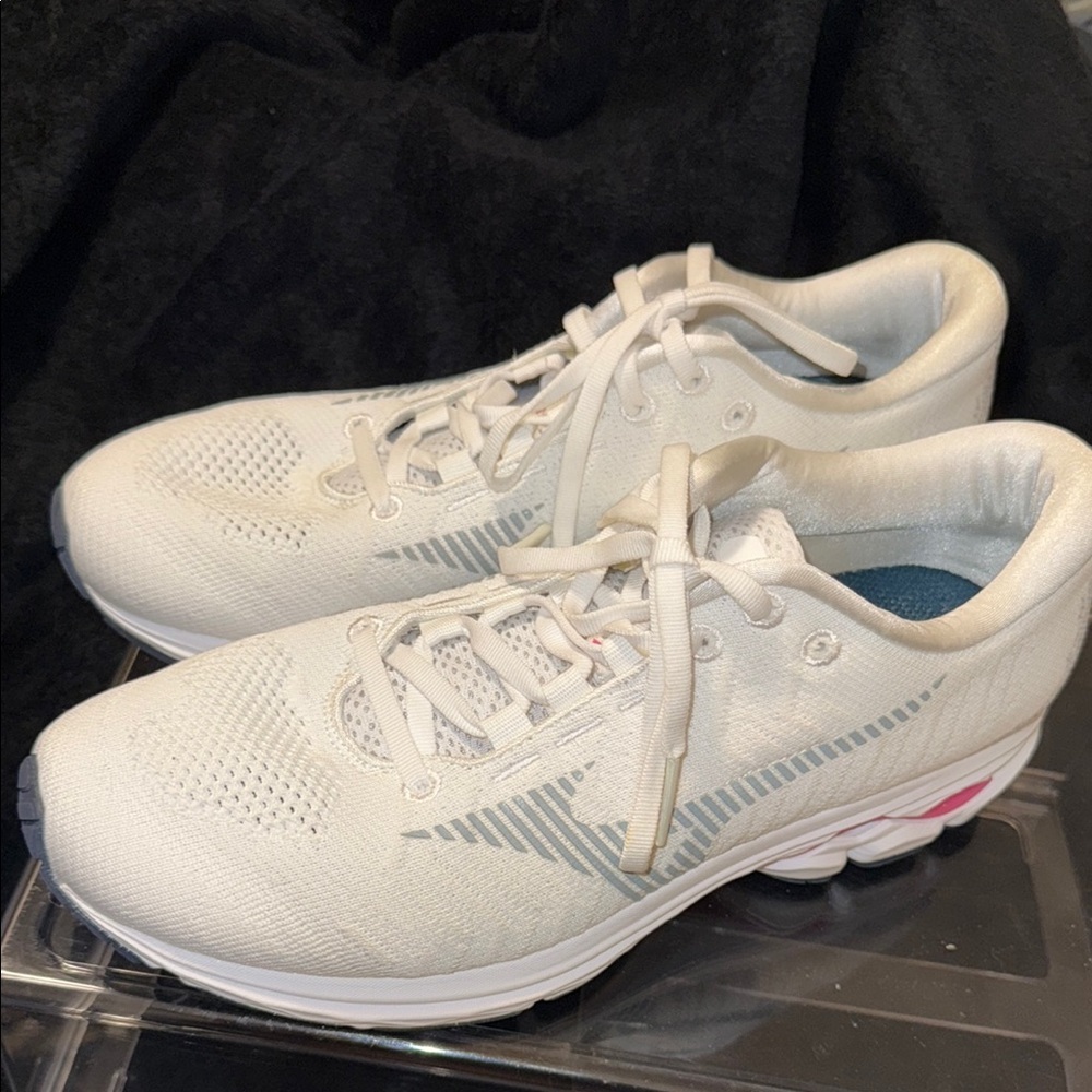 Nike White Athletic Shoes with Breathable Mesh and Sleek Design